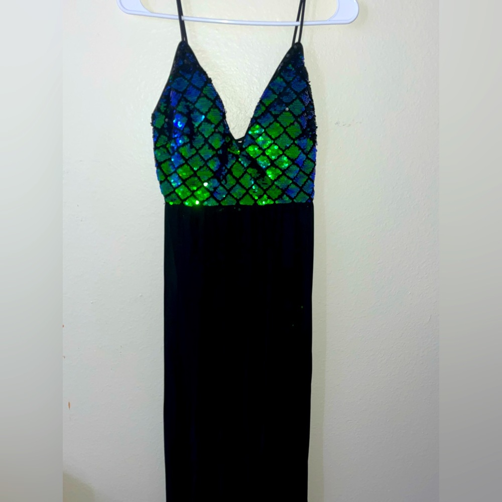 It’s a dress for a high school party, if you need to see the dress well, lmk